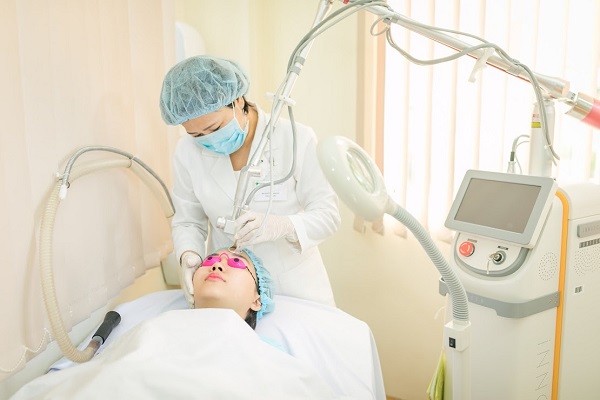 Đi khám da liễu nếu tình trạng mụn không thuyên giảm mà trở nên tồi tệ hơn
