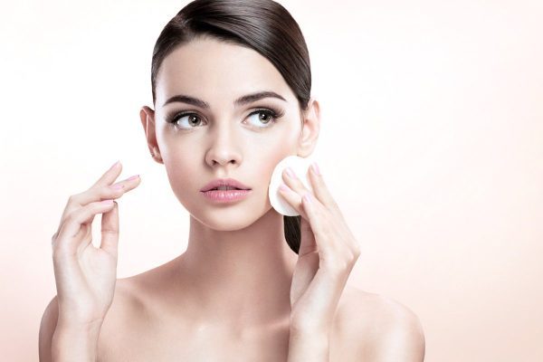 Tẩy trang sạch sẽ mỗi ngày để ngăn ngừa mụn đầu đen